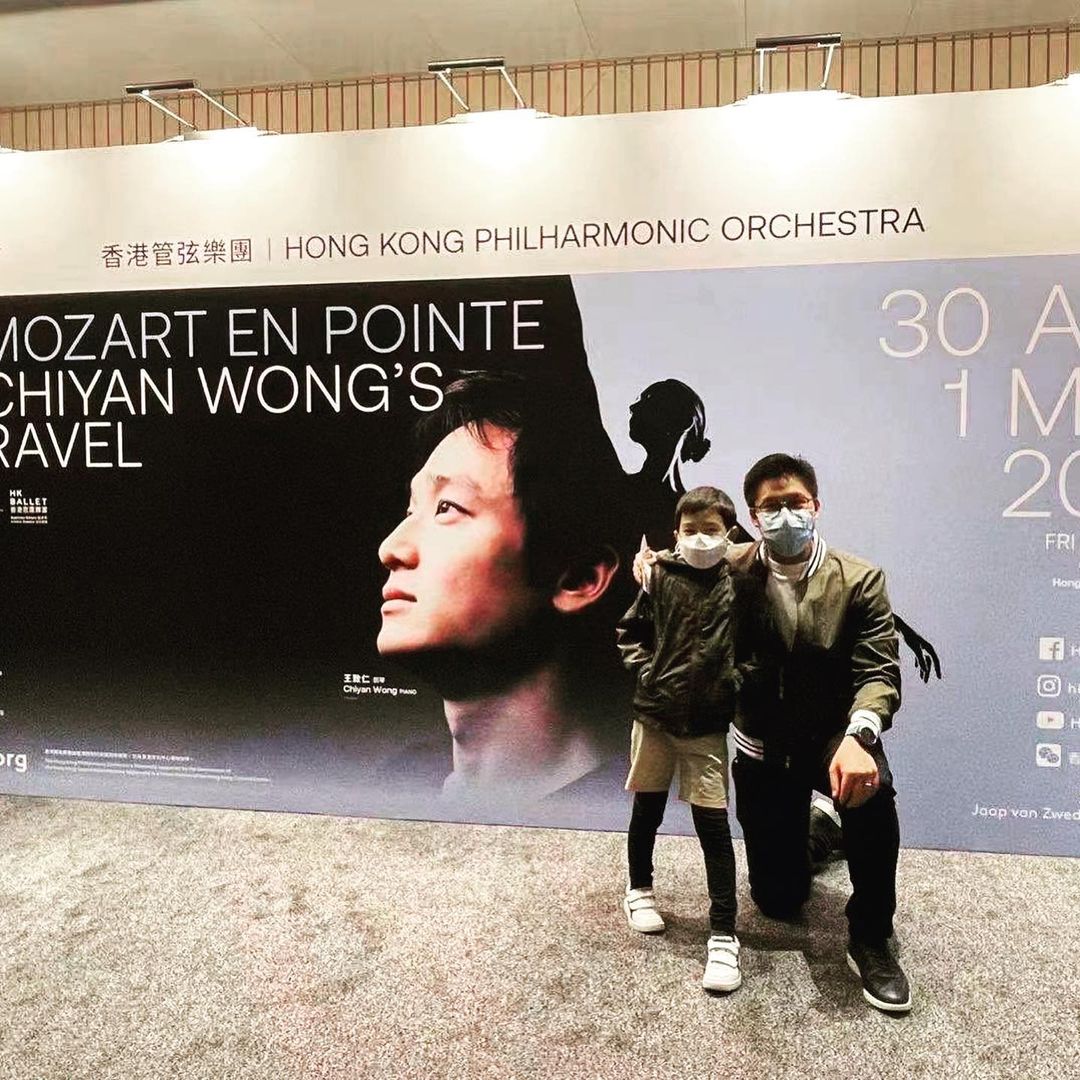 郭晶晶一家看芭蕾表演，7歲長子短褲裡套秋褲，褲子提太高好尷尬