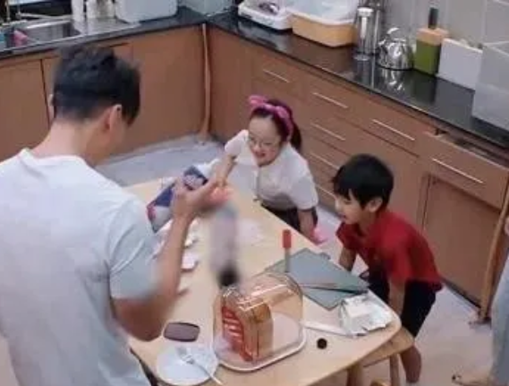 百亿家庭的豪华细节，吴尊为女儿做早餐，意外
