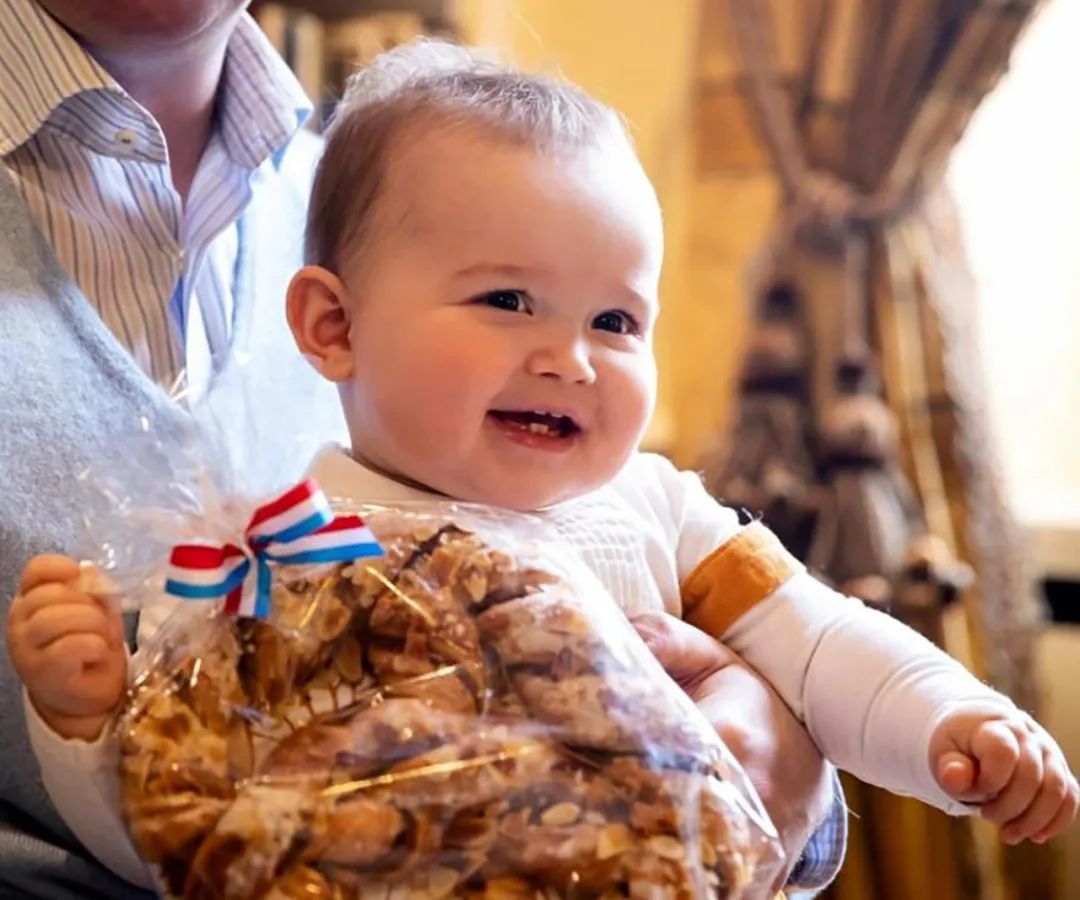 欧洲最富小王子10个月长牙了，偷吃脆饼真呆萌，被发现后好可爱