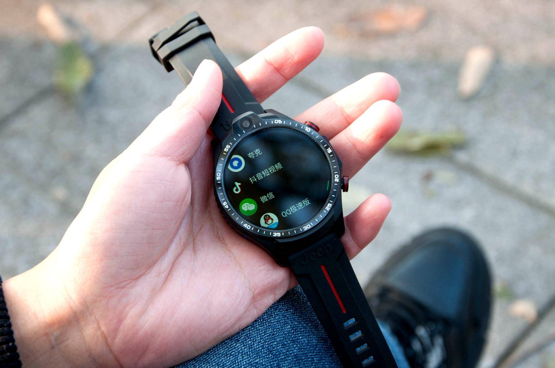 Jeep黑骑士智能手表：高清双摄独立通话，自带64G超大空间