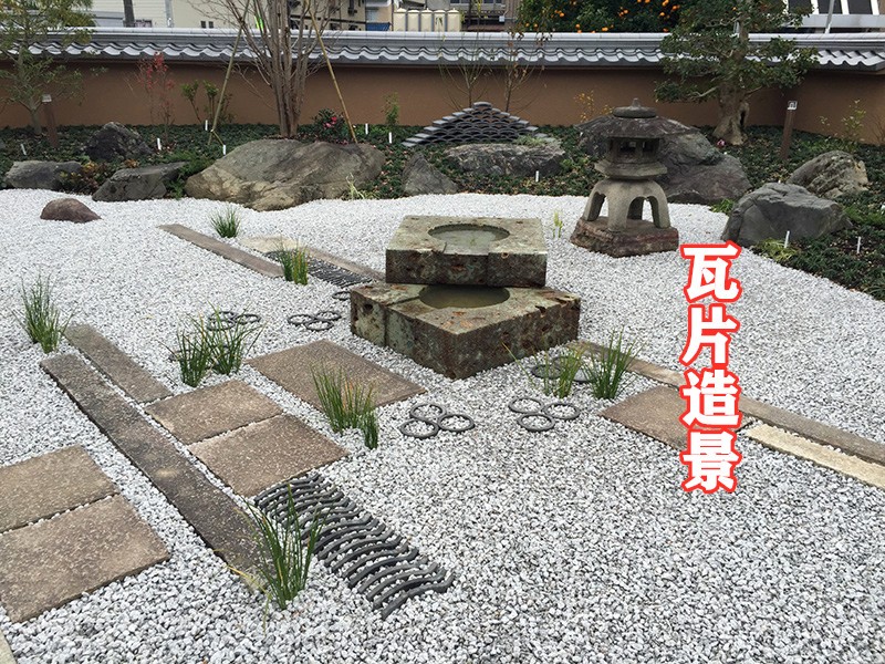 日本院子里的青瓦小景好美 旧瓦片铺路填满鹅卵石 我家也来学学 飞墨设计师李工 Mdeditor