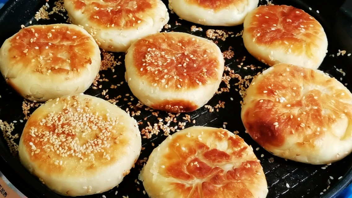 芝麻酥饼在家简单做，外酥里软又香甜，不用烤箱也可以酥得掉渣