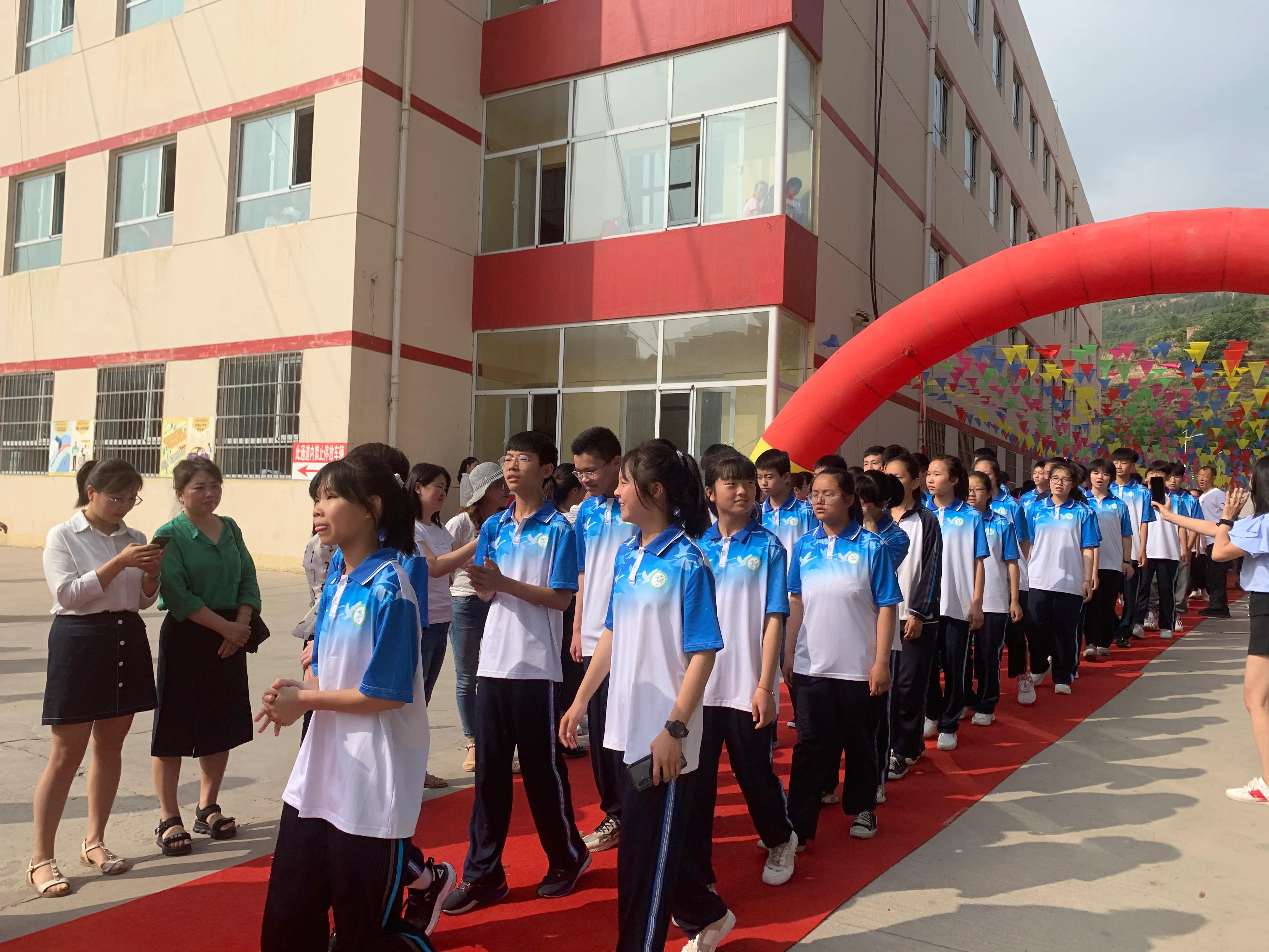 清澗縣昆山中學(xué)舉行2021屆畢業(yè)典禮(圖9) 清澗縣昆山中學(xué)舉行2021屆畢業(yè)典禮(圖9)