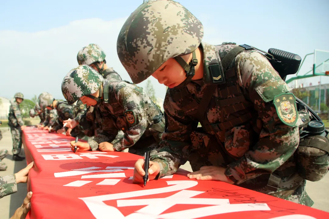 就是这么帅！77集团军小女兵，肩扛新型便携式导