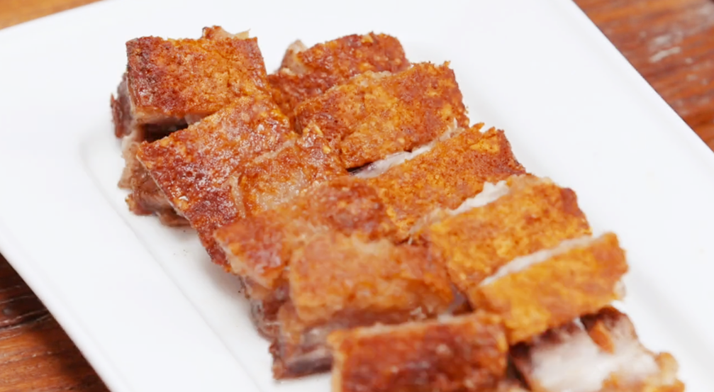 脆皮五花肉想吃不用買，自己在家做，表皮酥脆，越嚼越香，特簡單