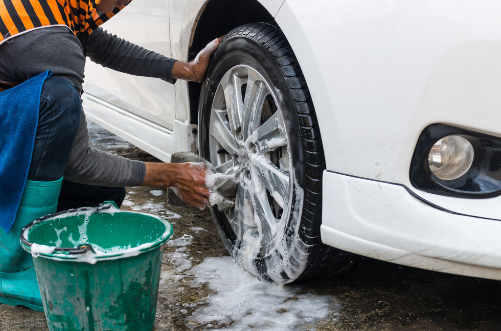 自己洗车和洗车店洗车那个更毁车？记住这3种洗车方式，新手注意
