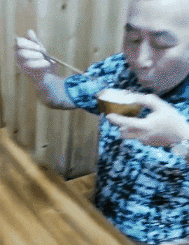 搞笑gif神评:快打开窗,让我进去避避雨