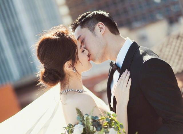 婚姻里的不幸全写在脸上！阿娇面部浮肿穿“奶奶裤”现身被嘲大妈