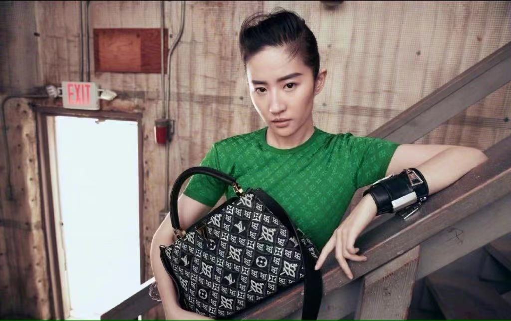 Liu Yifei debus carries a head on the back to become greatly sweet younger sister! The skirt that wear a flower wears pink to send temperament to change greatly, 