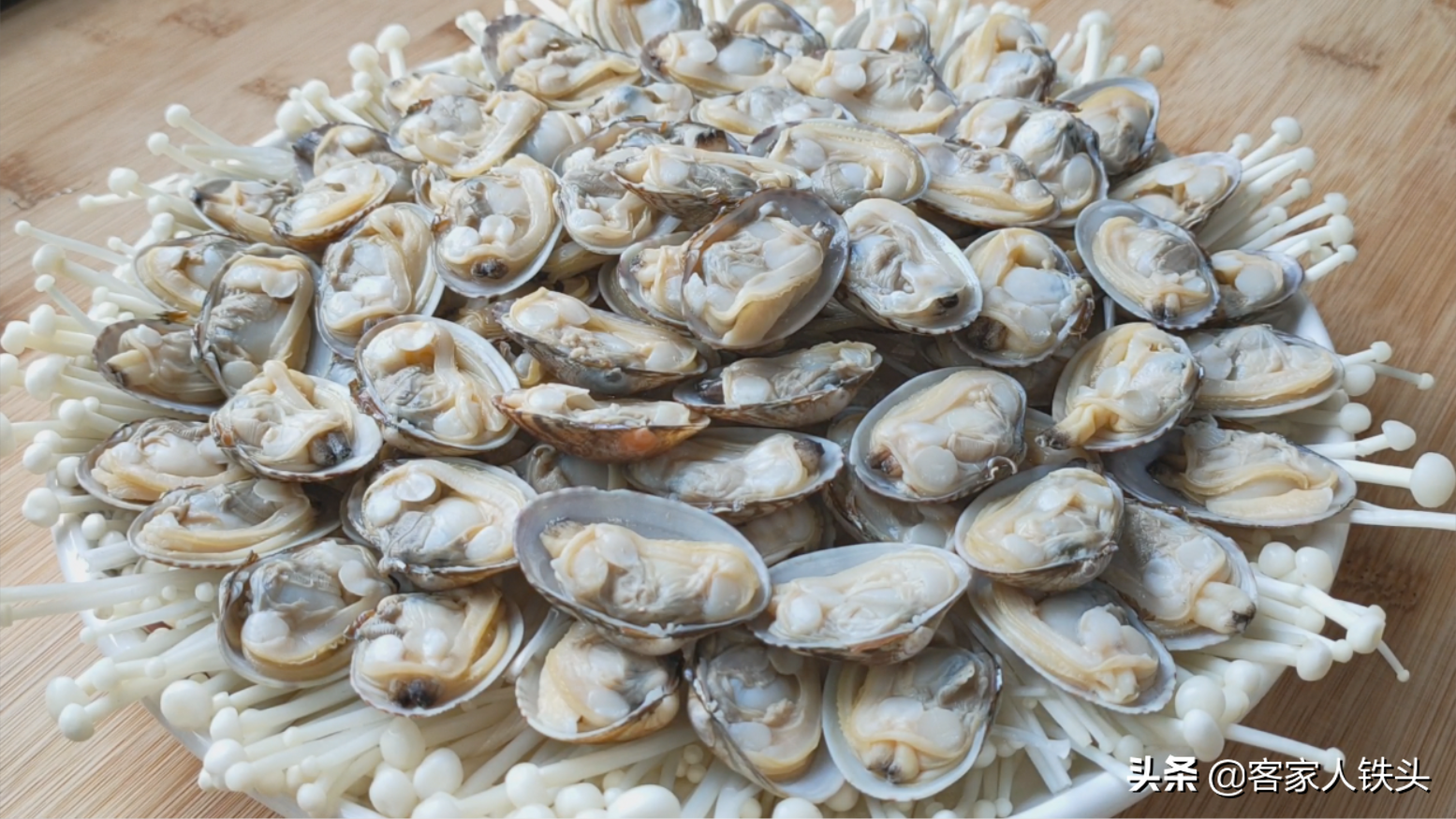 花甲这样做比炒的更好吃，加1把金针菇，6分钟出锅，吃完想舔盘