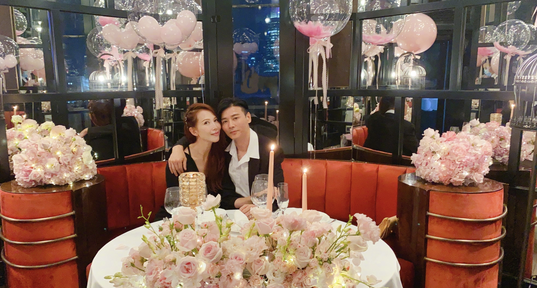 48岁蔡少芬晒庆生照，张晋推掉工作陪吃烛光晚餐，甜蜜相拥超幸福