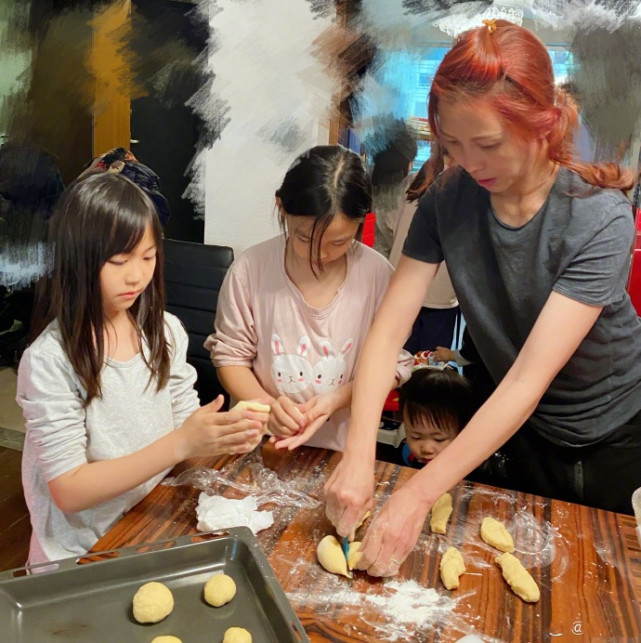 妈妈力爆棚！蔡少芬一手抱儿子一手炒菜，脚踩灶台姿势超霸气