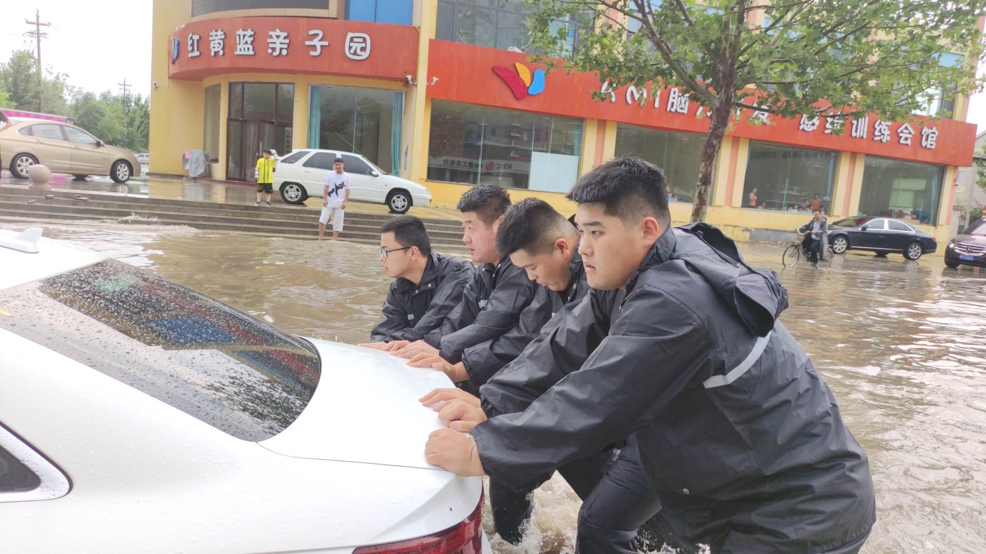 ���ݹ���ӭ��ս�꣬��·���˰���