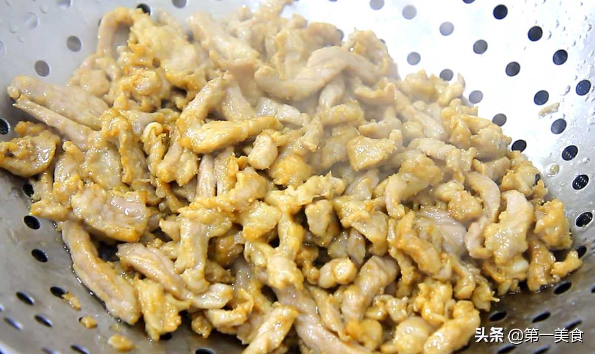 The chef’s trick is to fry bitter gourd shredded pork like this. The bitter gourd is not bitter and the shredded pork is not firewood. The green color is very appetizing.