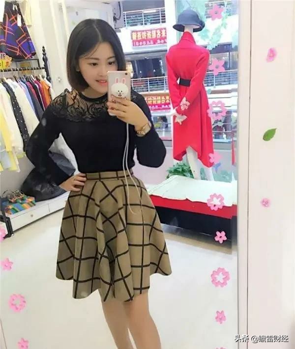 90后美女卖凉皮，配料独特，两月开上宝马，3年