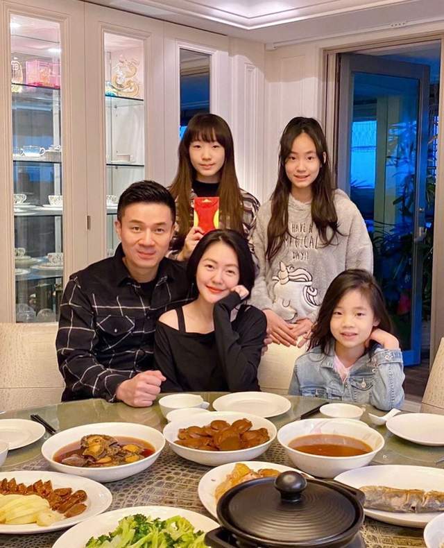 小S曬母女對話，許老三自稱三姐妹中她最美，對鏡wink超自信