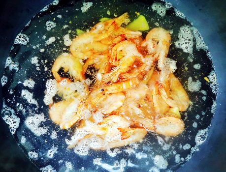 图片[4]-家常版白灼虾 直接下锅煮是不对的 多加1个步骤 虾肉鲜嫩不老-起舞食谱网