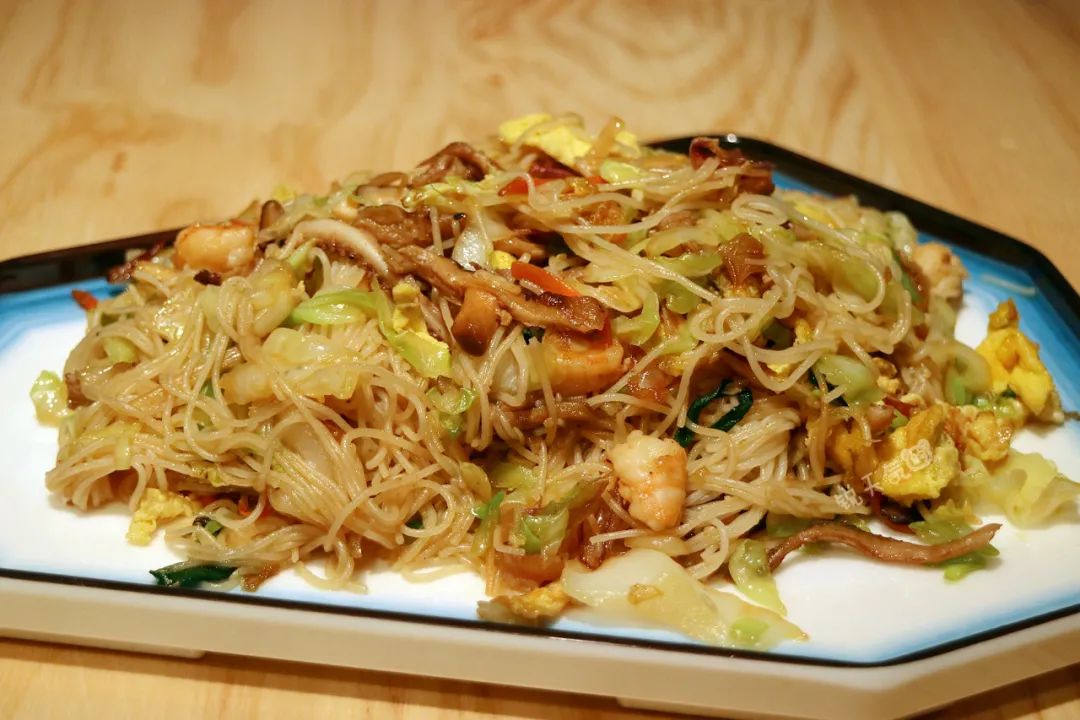 炒湖头米粉,看起来平平无奇,味道却是相当惊艳,柔韧弹牙的米粉,竟是让