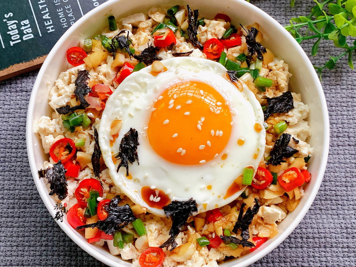 豆腐别再炖着吃了，教你懒人吃法，简单一拌，好吃到停不下来