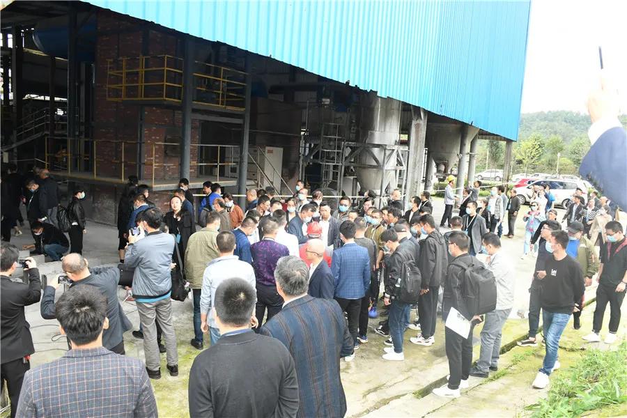 参观优质石膏工厂并现场观摩机械化施工演示