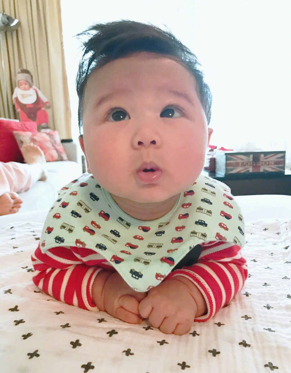 胡杏儿一家五口另类同框，为幼子庆祝百日，三胎与老大长相神相似