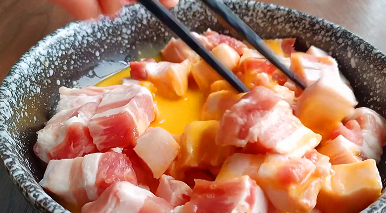 五花肉不要紅燒啦，淋2個雞蛋，你想不到的做法，每次上桌不夠吃