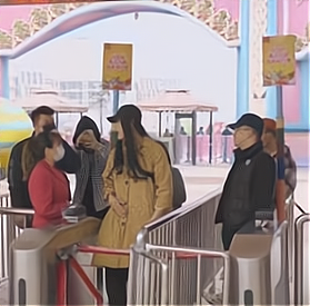 西安一男子穿女装混入游乐场，只为享受妇女节半价，景区无奈放行