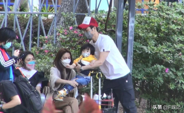 陳凱琳曬鄭嘉穎餵大兒子吃雪糕的溫馨瞬間一家人享甜蜜的家庭時光