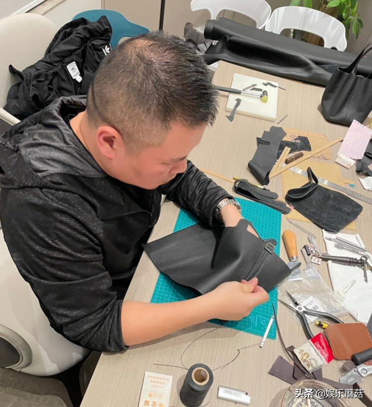 岳云鹏给老婆郑敏做包包，告诉师傅再不开箱我