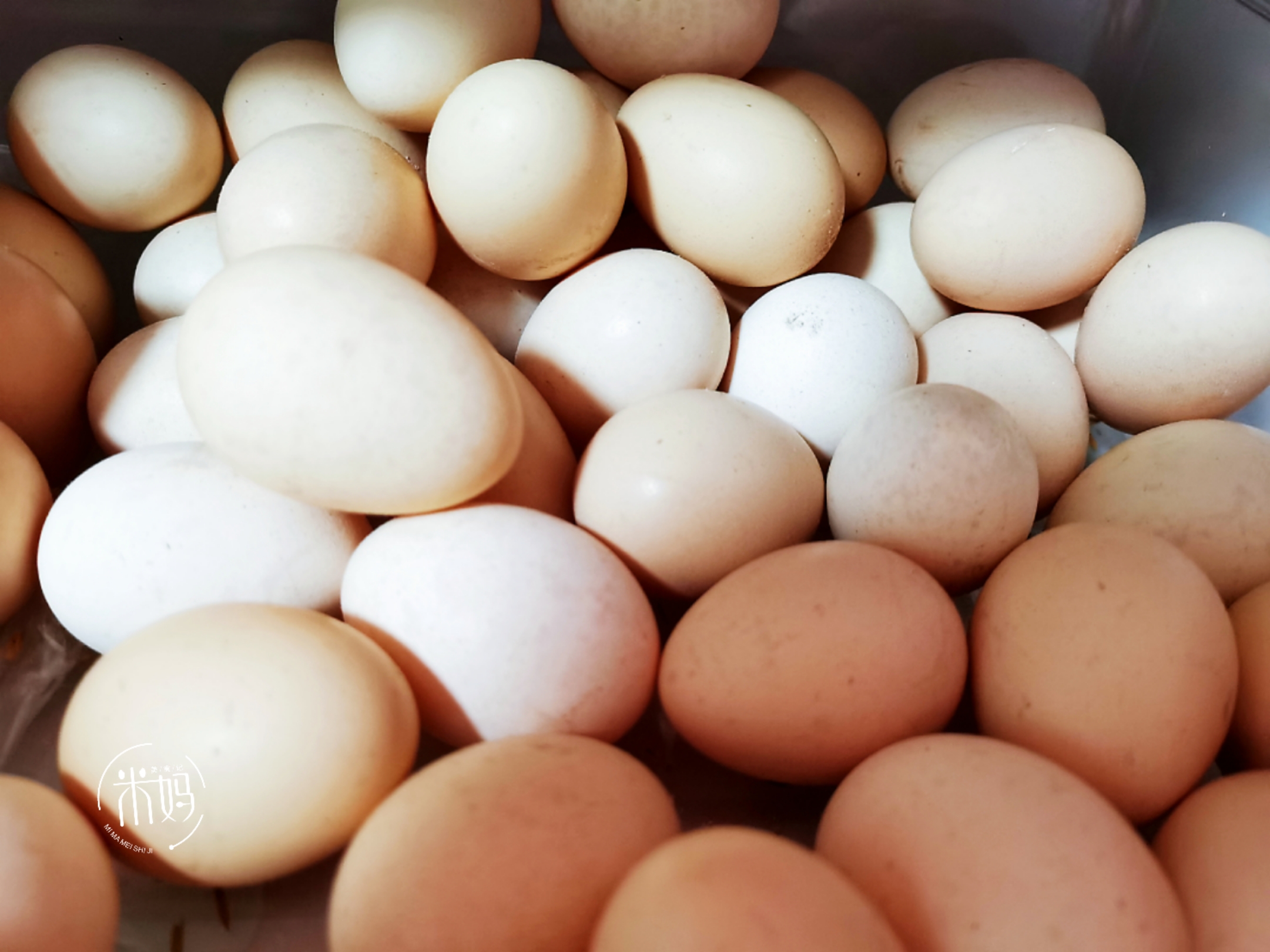 图片[1]-水煮鸡蛋做法步骤图 壳一剥就掉光滑又香嫩-起舞食谱网