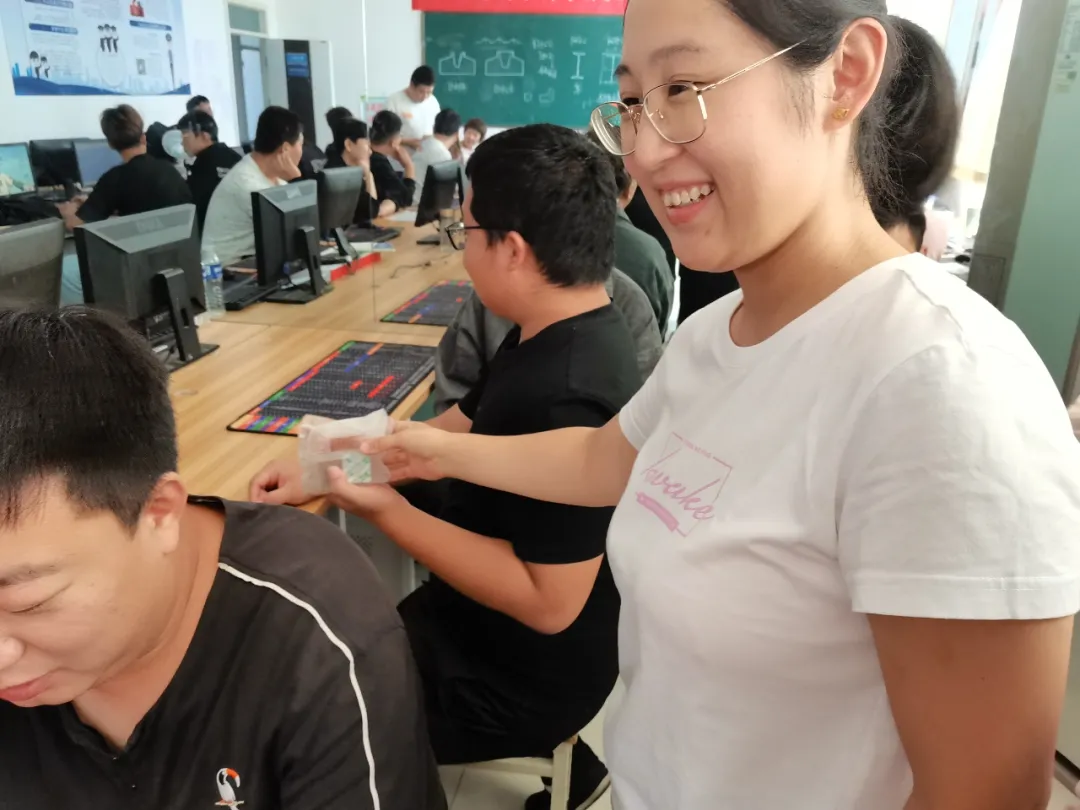 浓情中秋 爱满校园——我校为学生发放中秋月饼,送上节日祝福