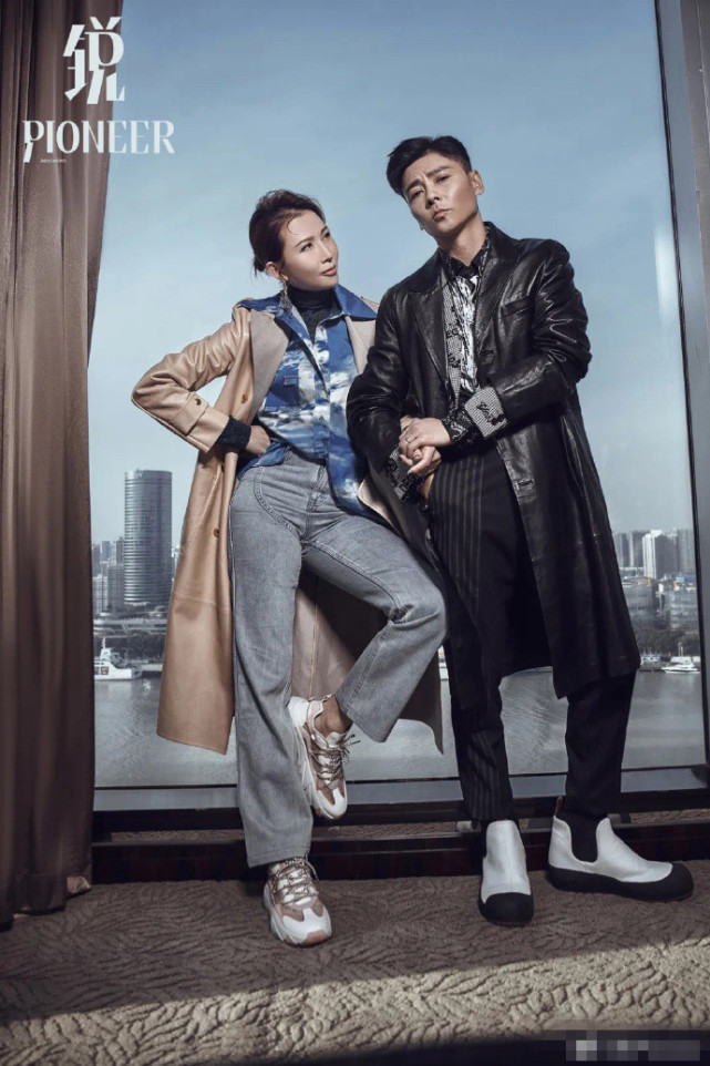 蔡少芬張晉合體拍大片，貼臉摟肩秀足恩愛，結婚13年仍如膠似漆