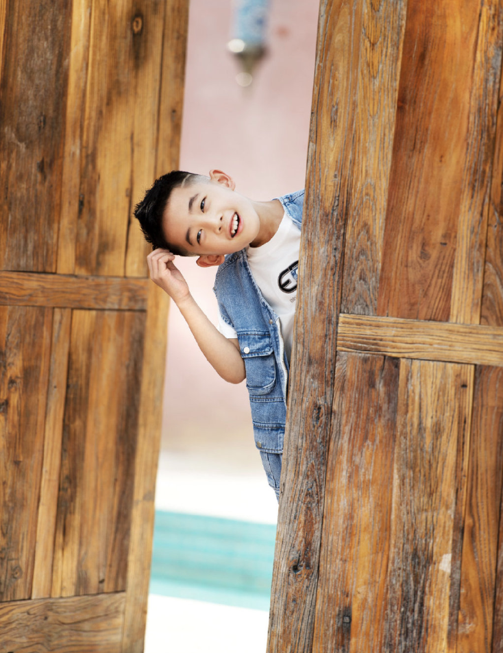 Jasper拍六一写真，8岁小小春长成翩翩少年，玩水吹泡泡充满童趣