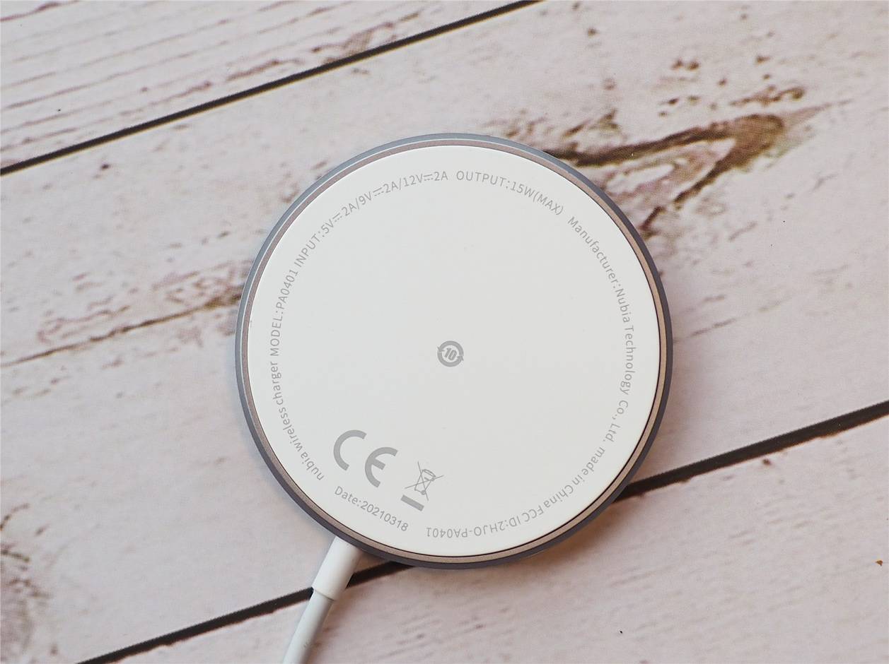 iPhone 12配件努比亚磁吸快充上手体验：好用不发热，带壳不脱落