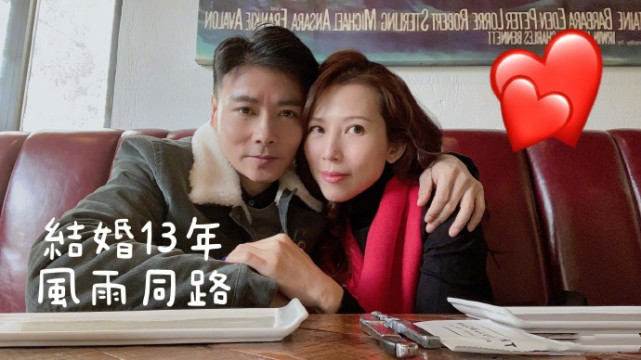 妈妈力爆棚！蔡少芬一手抱儿子一手炒菜，脚踩灶台姿势超霸气