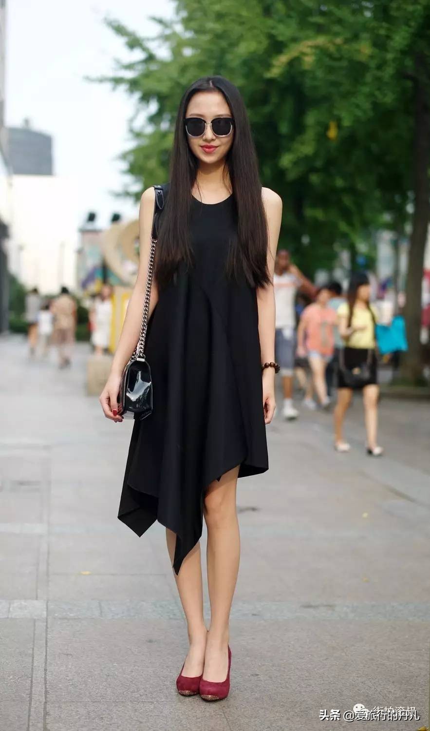 街拍美女：一袭小黑裙，展现女性成熟妩媚的气质