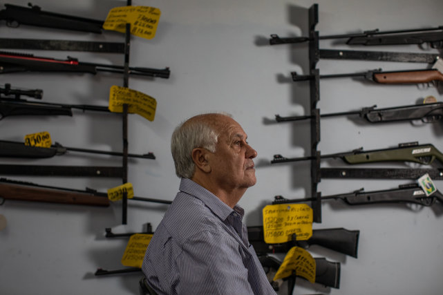 死亡病例令印度都汗颜，巴西不要疫苗要军火，难道想用手枪抗疫？