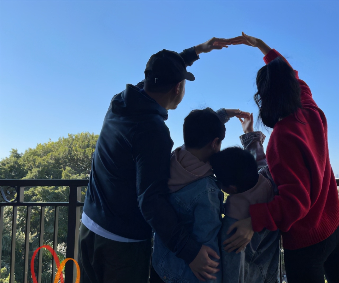 沙溢陪兒子上課，樓道里幹啃麵包還躲門外偷聽，卑微又真實