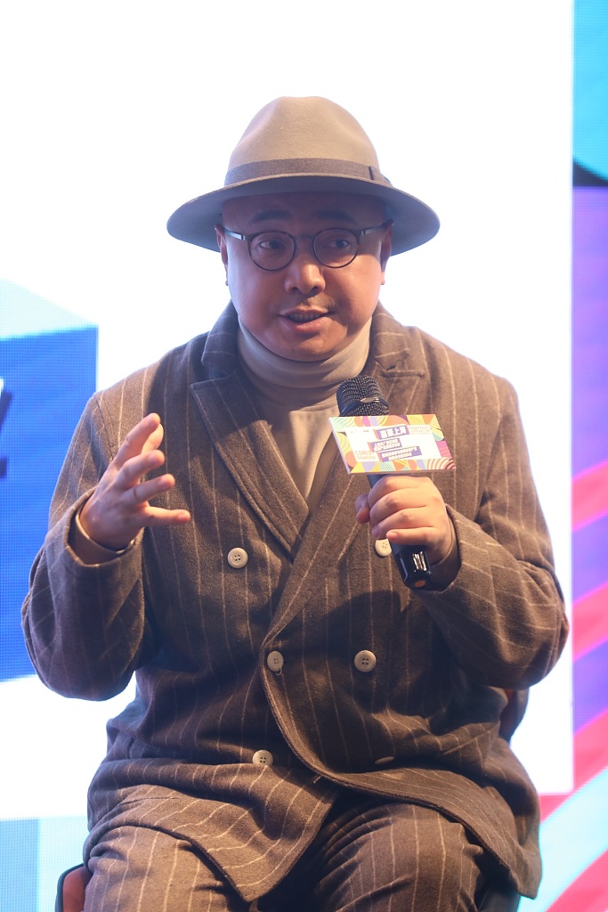 48岁徐峥又胖了？脸蛋赘肉明显胖到没脖子，戴圆帽遮光头显憨态