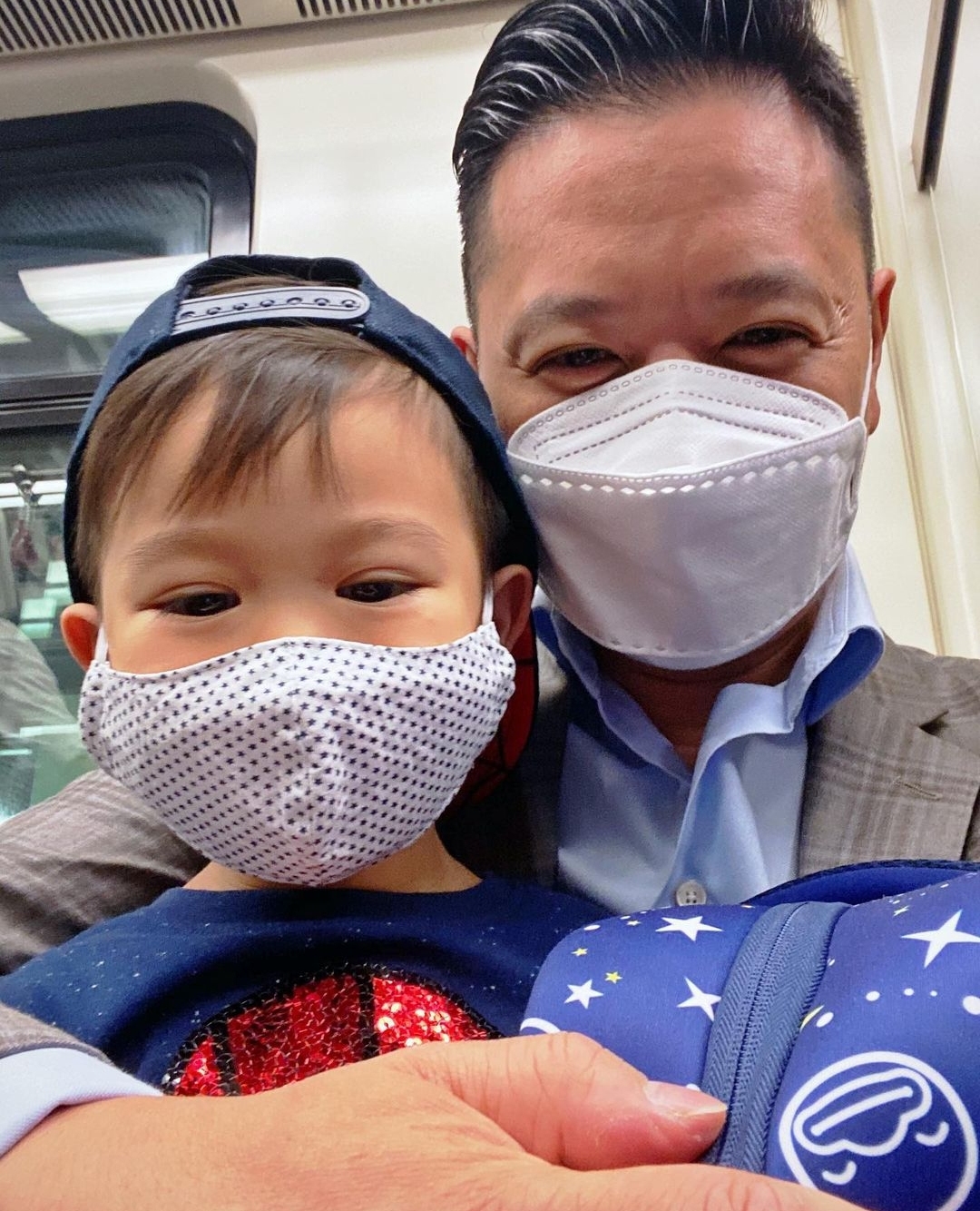 胡杏兒老公週末帶兒子放風，奕霆吃雪糕神態喜感，父子同框超有愛