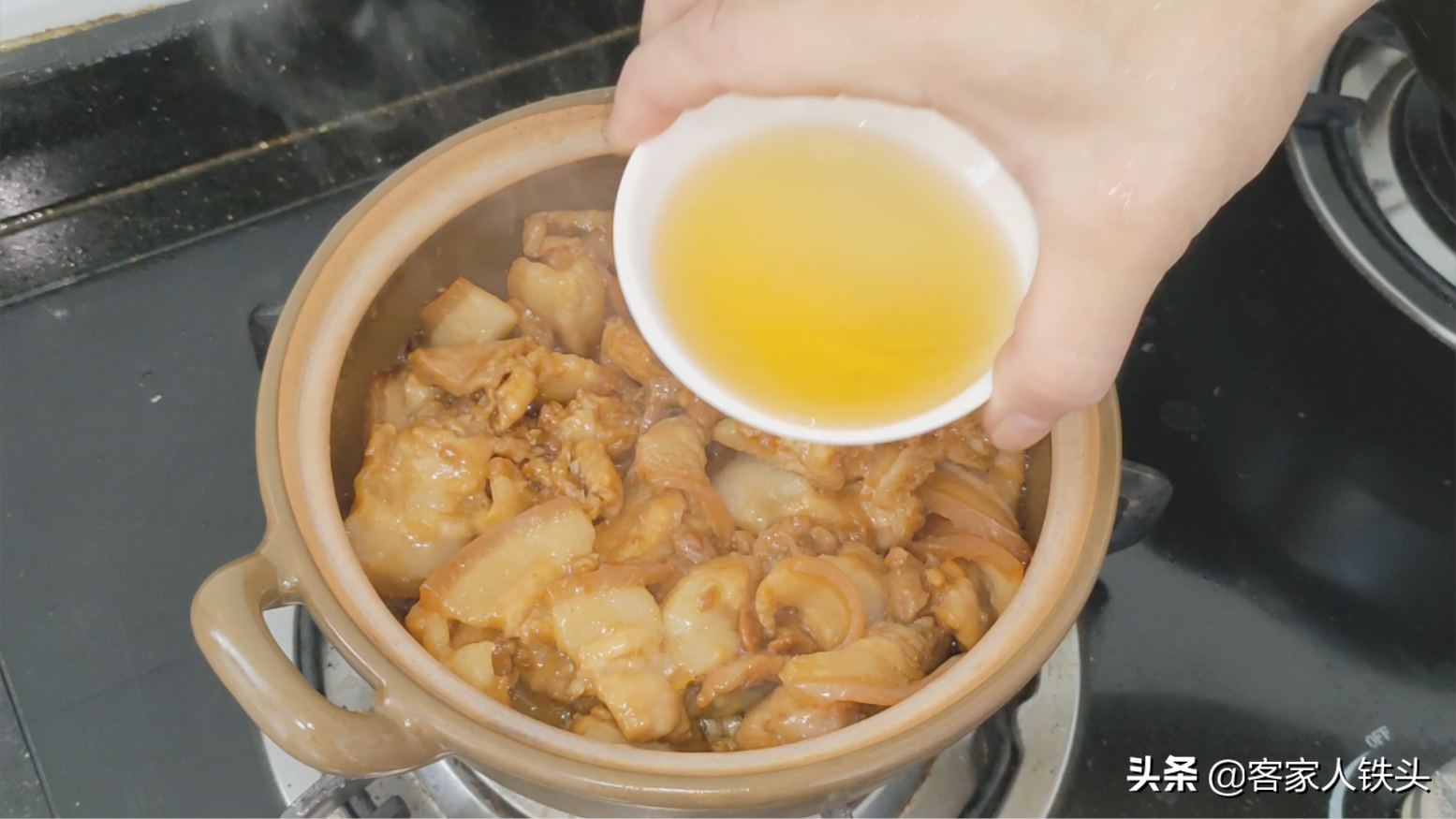 客家人传统的锅焗肉片，不加一滴水，香气四溢，一口一片好吃不腻