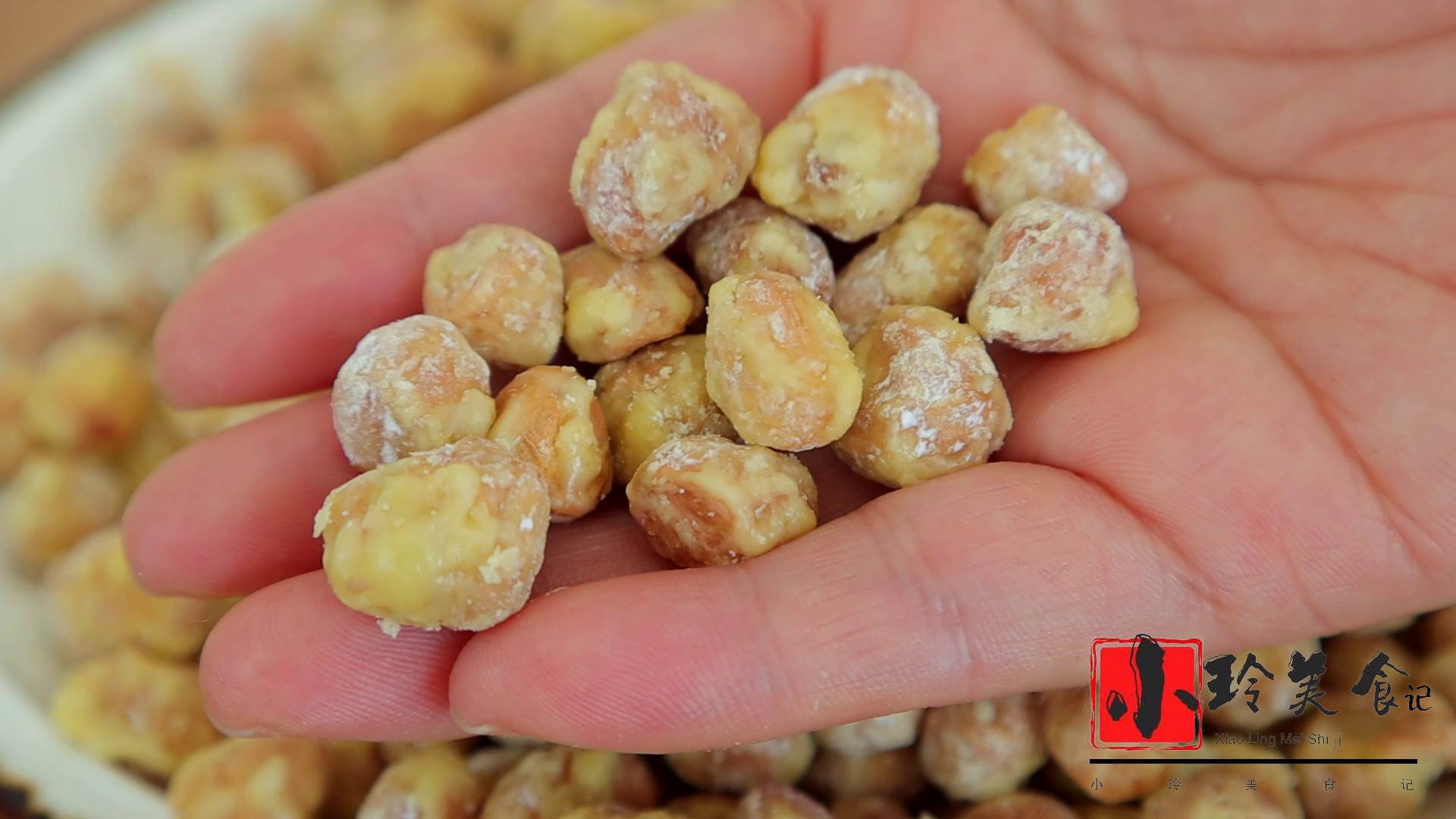 花生不油炸了，打入2個雞蛋，筷子一攪，咬一口嘎嘣脆，好吃上癮