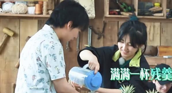 郭麒麟奇怪的消费观！残渣的饮料都要喝光，却