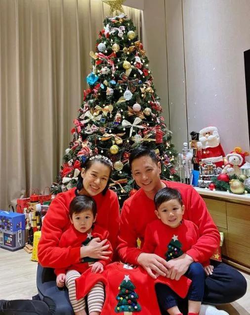 胡杏兒大兒子表演變魔術，奕霆台詞動作到位，頗有魔術師範兒