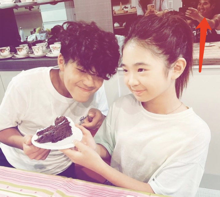 曹格为11岁女儿庆生，Grace姐姐眼神灵动，又瘦又美颜值逆袭