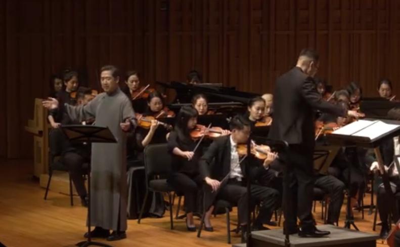 65岁张国立身穿长衫，含泪诵诗歌难掩憔悴，铁三角数他事业忙？