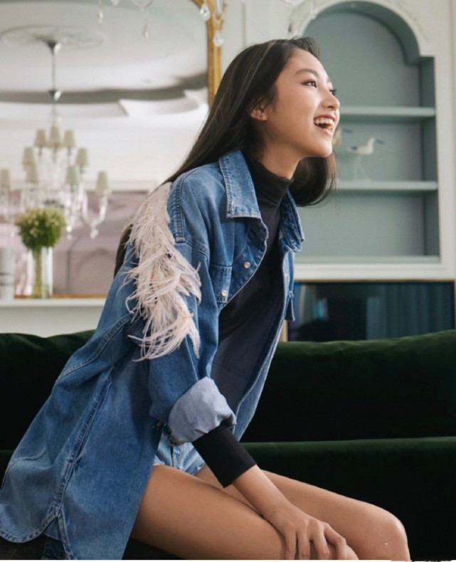 任达华老婆晒照为爱女庆生，16岁任晴佳身材高挑，超模范十足