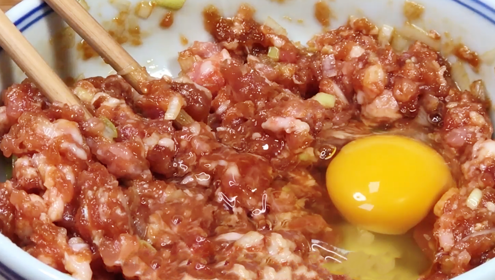 鍋貼好吃，有人用澱粉，有人用麵粉，教你正確做法，出鍋鮮香酥脆