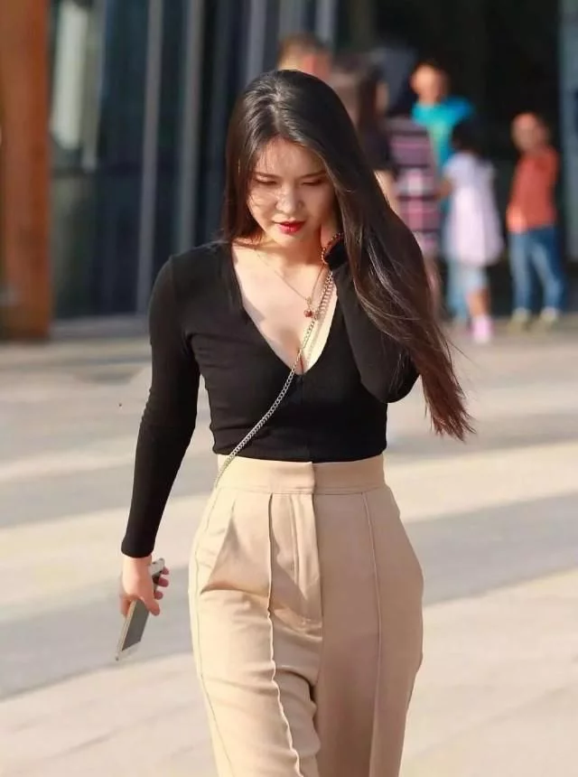 贵妇出门裤子选的太宽松，却依旧遮不住其优雅