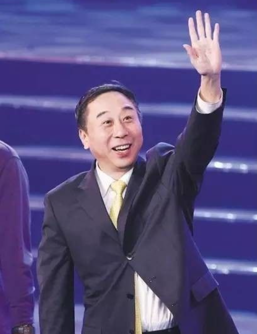 63岁冯巩冬至晒视频，妻子孙子都不在身旁，仅有徒弟大头哥陪伴